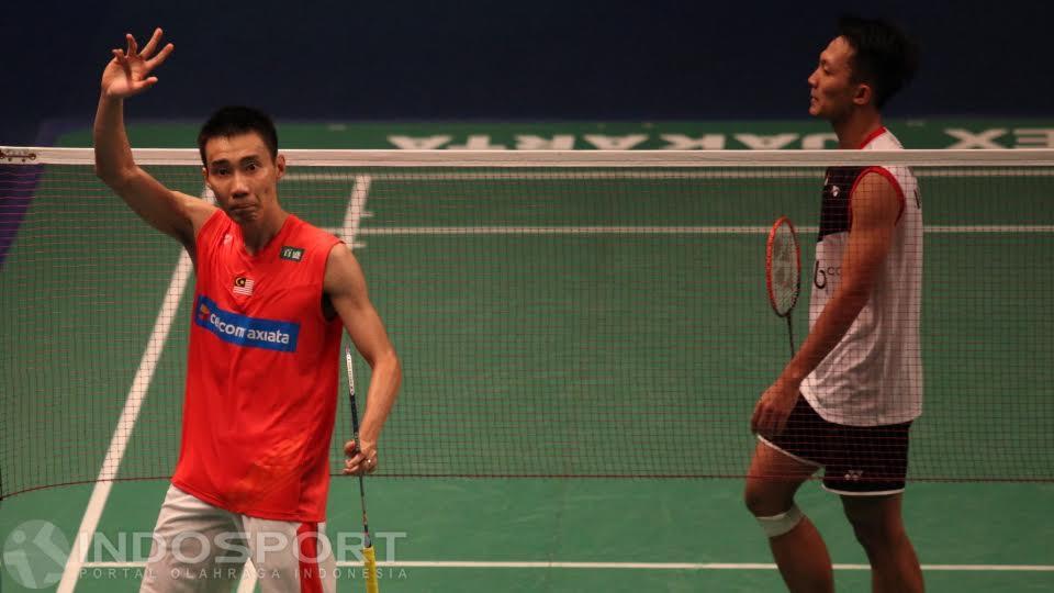 Tunggal Malaysia, Lee Chong Wei (kiri) melambaikan tangan ke arah penonton usai mengalahkan tunggal Indonesia, Ihsan Maulana (kanan) di semifinal Indonesia Open 2016, Sabtu (04/06/16).